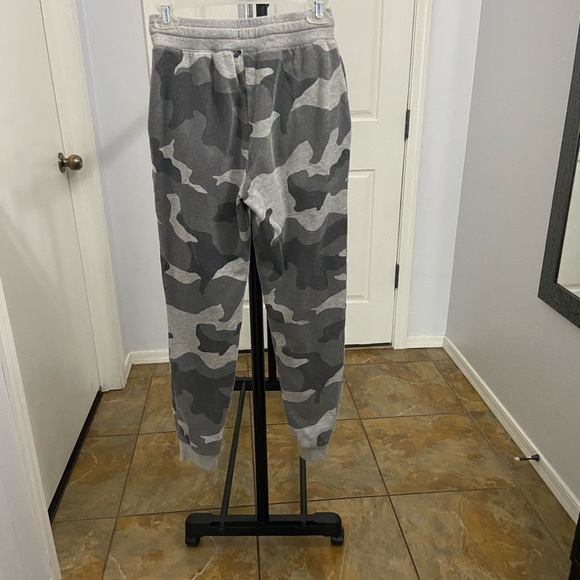 Roebuck and Co boys gray camo sweats in Large - Picture 2 of 4